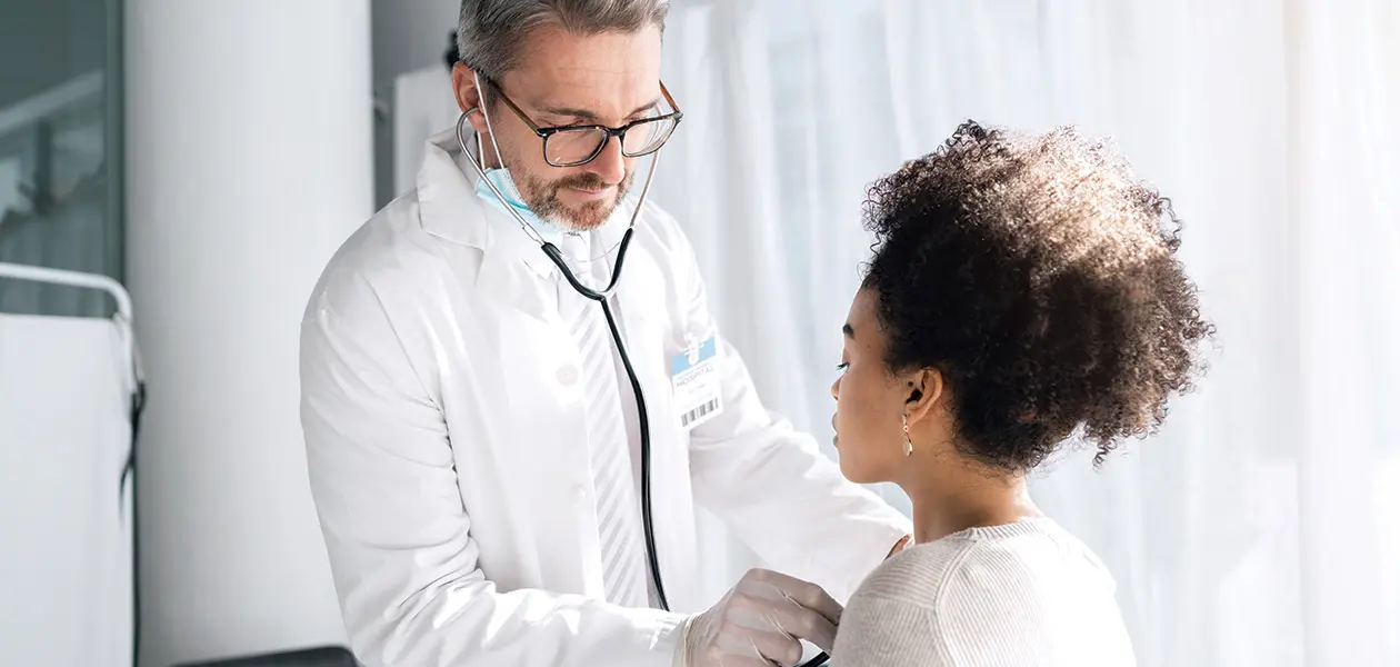 doctor examines patient with stethoscope in hospit 2026 03 25 03 23 51 utc
