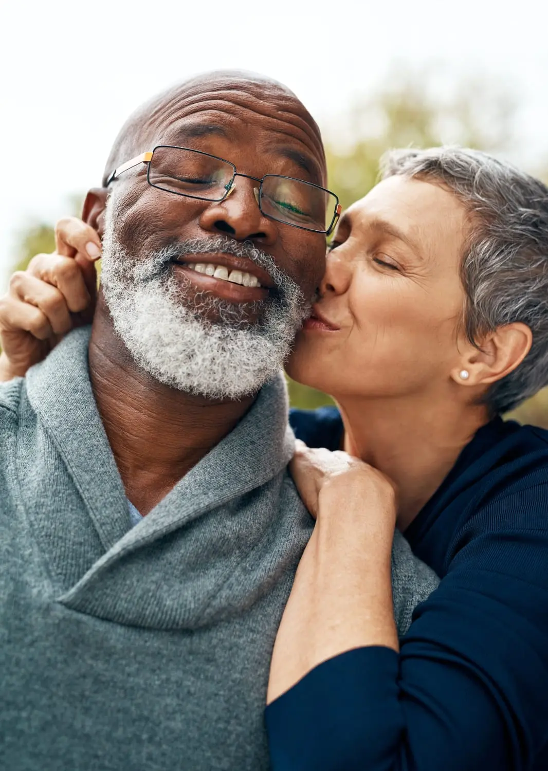 happy senior couple enjoying affectionate moment t 2026 01 09 09 34 29 utc (1)